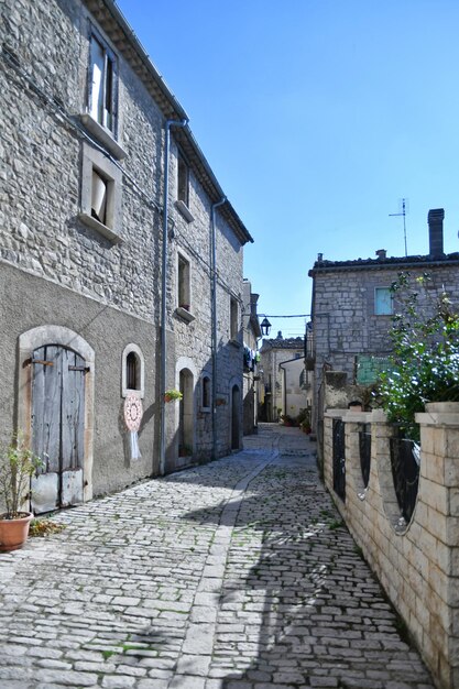 Uma rua entre as antigas casas de pedra de Oratino, uma aldeia medieval na região de Molise, na Itália