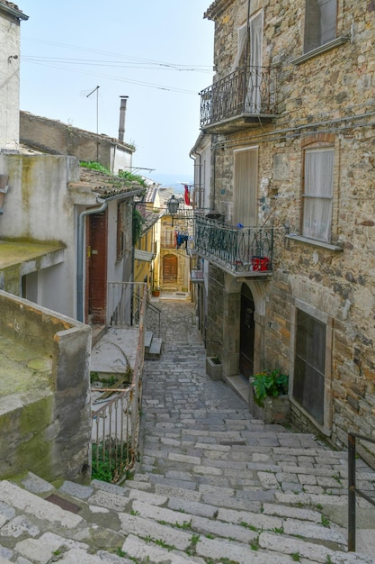 Foto uma rua entre as antigas casas de pietracatella, uma aldeia medieval em molise, itália