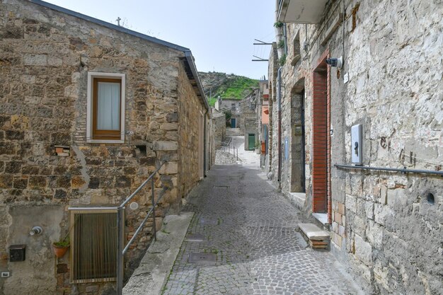 Uma rua entre as antigas casas de Pietracatella, uma aldeia medieval em Molise, Itália