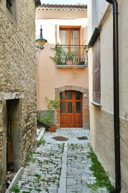 Foto uma rua entre as casas coloridas de frosolone, uma cidade antiga na região de molise, na itália