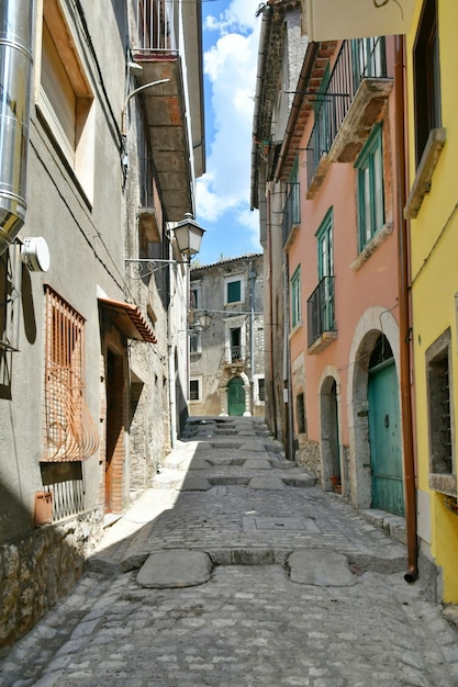 Uma rua estreita de Cusano Mutri, uma cidade medieval da província de Benevento, Itália