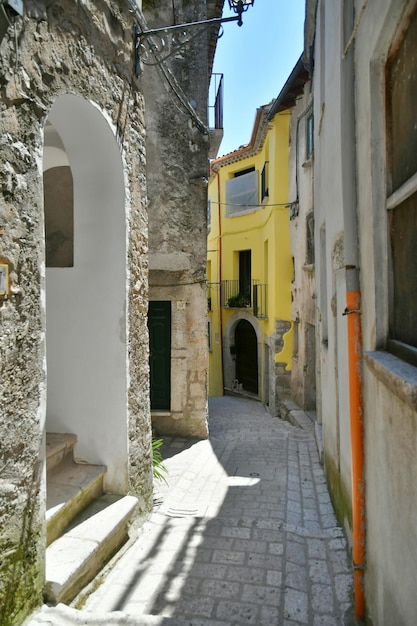 Uma rua estreita de Cusano Mutri, uma cidade medieval da província de Benevento, Itália