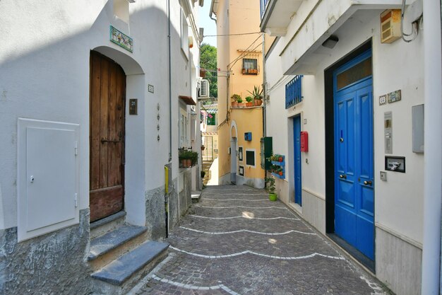 Uma rua estreita em Albori, uma aldeia na costa de Amalfi, na Itália