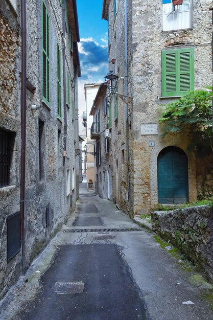 Uma rua estreita em Arpino, uma pequena aldeia na província de Frosinone, na Itália