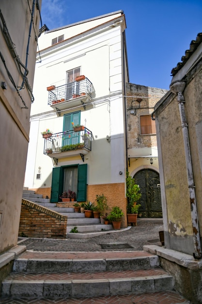 Uma rua estreita em Ascoli Satriano, uma cidade antiga na província de Foggia, Itália