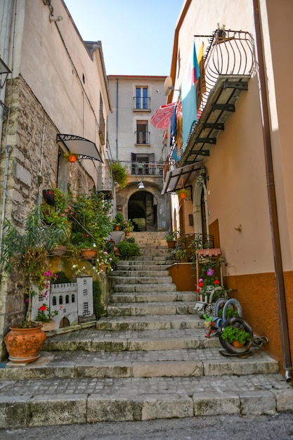 Uma rua estreita em Carpinone, uma cidade medieval da região de Molise, na Itália