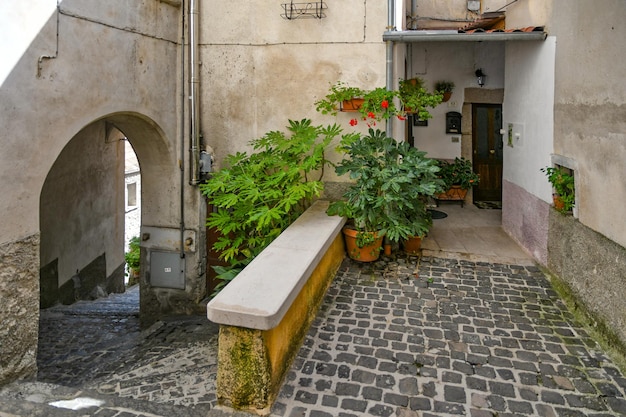 Uma rua estreita em Carpinone, uma cidade medieval da região de Molise, na Itália