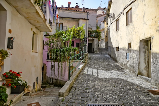 Uma rua estreita em Longano, uma cidade medieval da região de Molise, na Itália