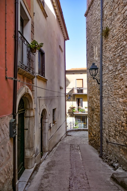 Uma rua estreita em Monteroduni, uma cidade medieval da região de Molise, na Itália