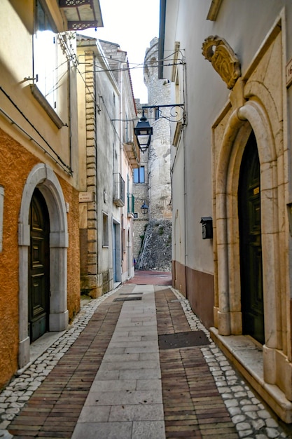 Uma rua estreita em Monteroduni, uma cidade medieval da região de Molise, na Itália