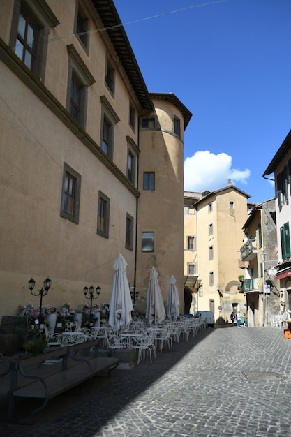 Uma rua estreita em Nemi, uma cidade medieval com vista para um lago na província de Roma, Itália