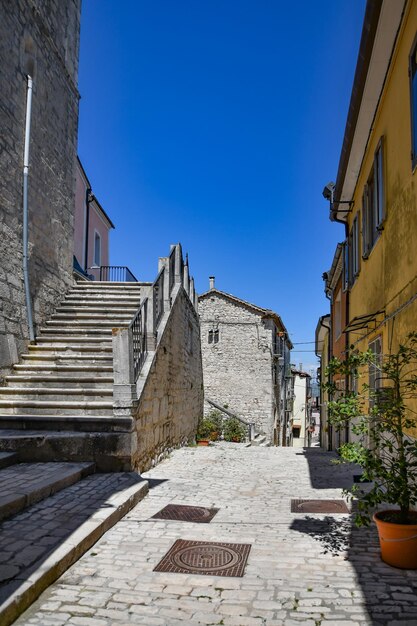 Uma rua estreita em Sepino, uma pequena aldeia na região de Molise, na Itália