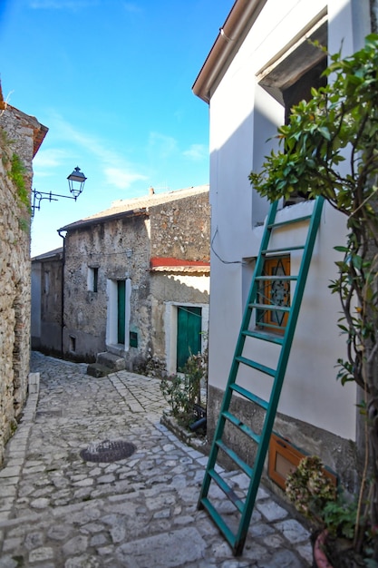 Uma rua estreita em Trentinara, uma pequena aldeia da província de Salerno, na Itália