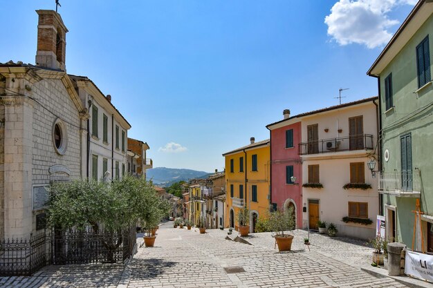 Foto uma rua estreita em trivento, uma aldeia de montanha na região de molise, na itália