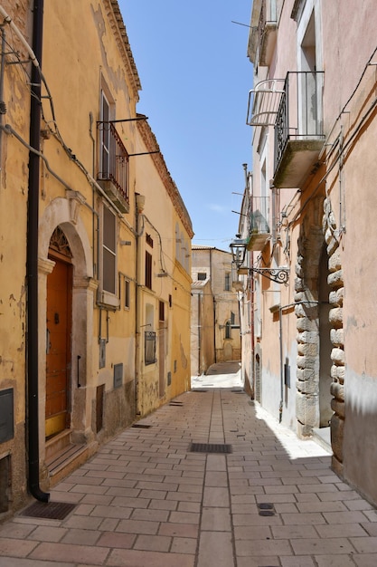 Foto uma rua estreita entre as antigas casas de irsina, na basilicata, itália