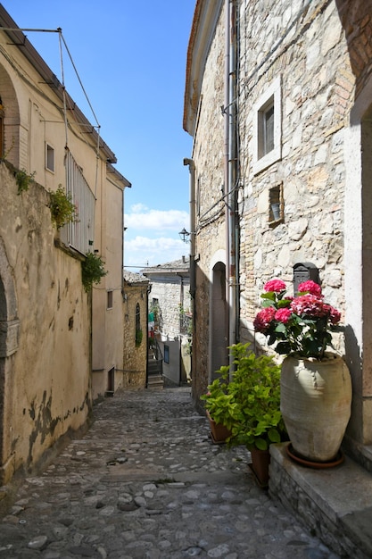 Uma rua estreita entre as antigas casas de Sant'Agata di Puglia, uma aldeia medieval na Itália