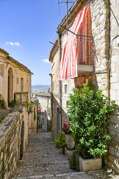 Uma rua estreita entre as antigas casas de Sant'Agata di Puglia, uma aldeia medieval na Itália