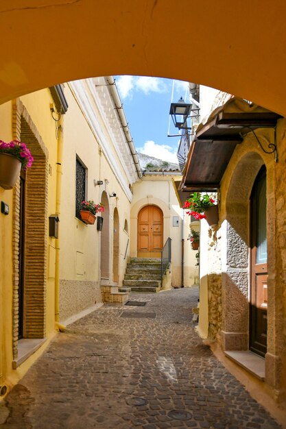 Uma rua estreita entre as antigas casas de Sant'Agata di Puglia, uma aldeia medieval na Itália