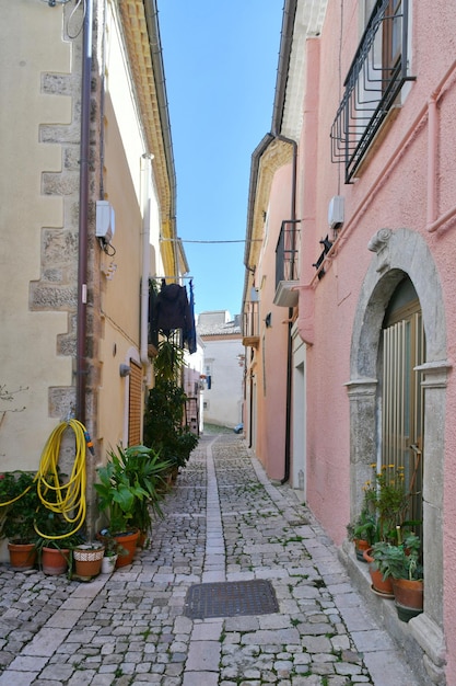 Uma rua estreita entre as casas antigas de Larino, uma cidade na província de Campobasso, na Itália.