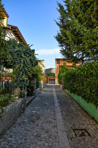 Uma rua estreita na Lacedônia, uma cidade antiga na província de Avellino, na Itália
