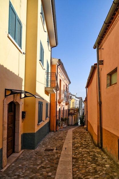 Uma rua estreita na Lacedônia, uma cidade antiga na província de Avellino, na Itália