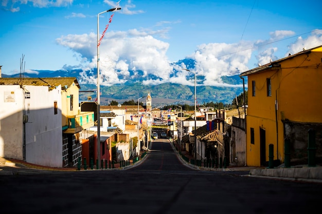 Uma rua na cidade de cusco com uma montanha ao fundo