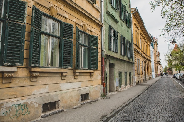 Uma rua na cidade velha de brasov