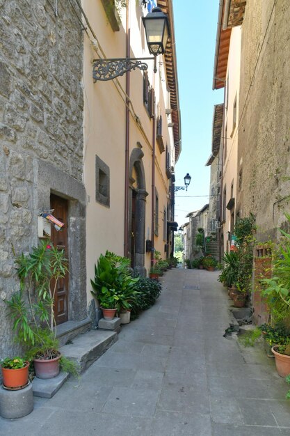 Uma rua no bairro medieval de Vitorchiano, uma cidade no Lazio, na Itália