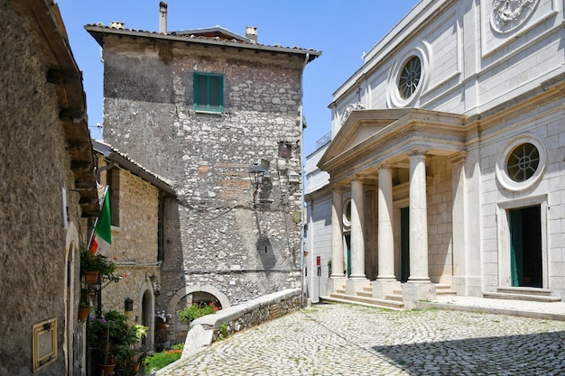 Uma rua no centro histórico de Carpineto Romano, uma cidade medieval na região do Lazio, na Itália