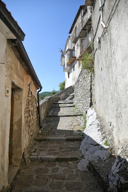 Uma rua no centro histórico de Castelsaraceno, uma cidade antiga na região da Basilicata, na Itália