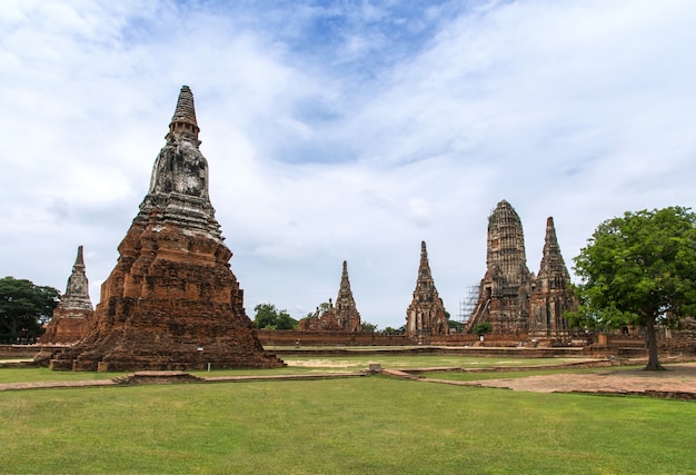 Uma ruína antiga da estátua buddha e pagode no parque histórico de Ayutthaya Tailândia.