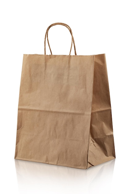 uma sacola de compras feita de papel kraft marrom isolado em um fundo branco