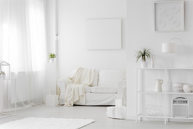 Uma sala branca com um sofá branco e uma parede branca que diz "branco"
