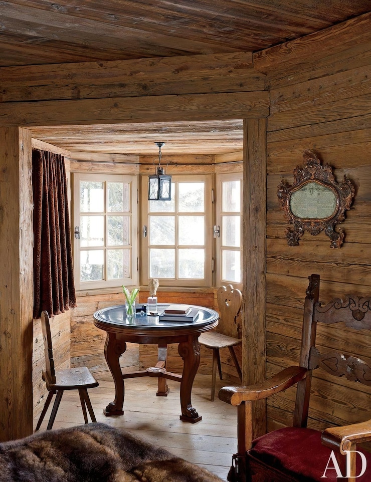 Foto uma sala com uma mesa, cadeiras e uma mesa com uma lâmpada