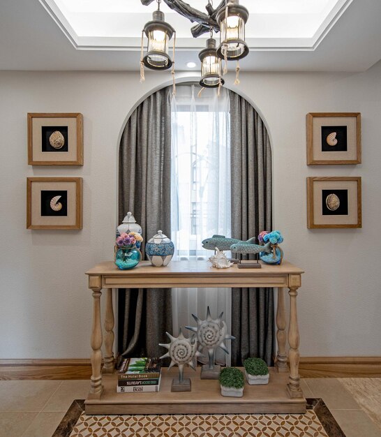 uma sala com uma mesa com uma janela e uma cortina que diz "ok"