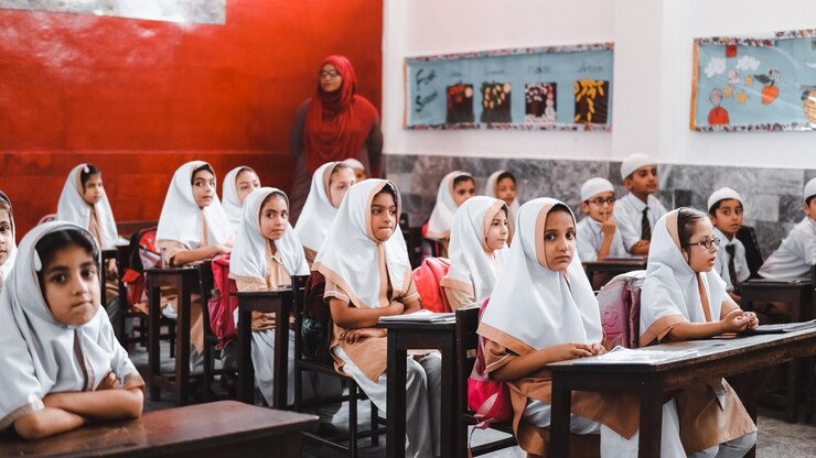 Foto uma sala de aula de alunos em uma escola.
