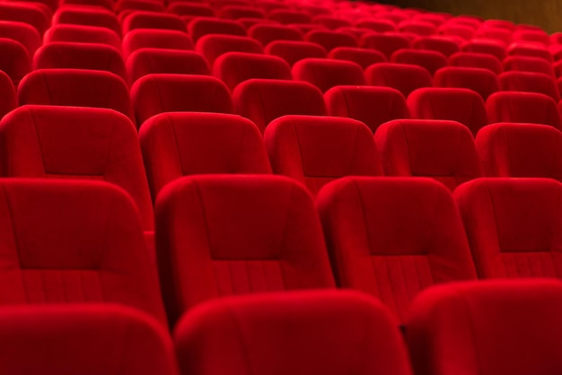 Uma sala de cinema vazia com assentos de veludo vermelho. Cinema vazio.