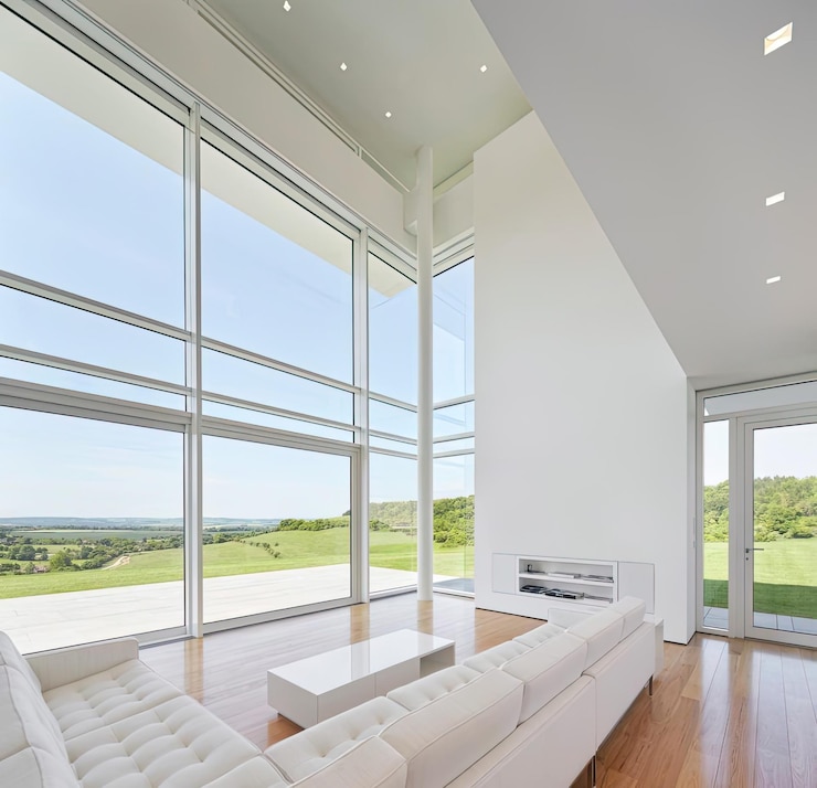 Foto uma sala de estar com uma lareira e um sofá com vista para o campo