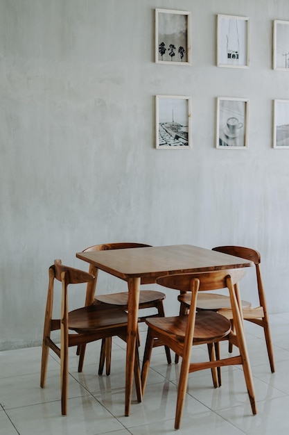 Uma sala de jantar com uma mesa de madeira e quatro cadeiras.