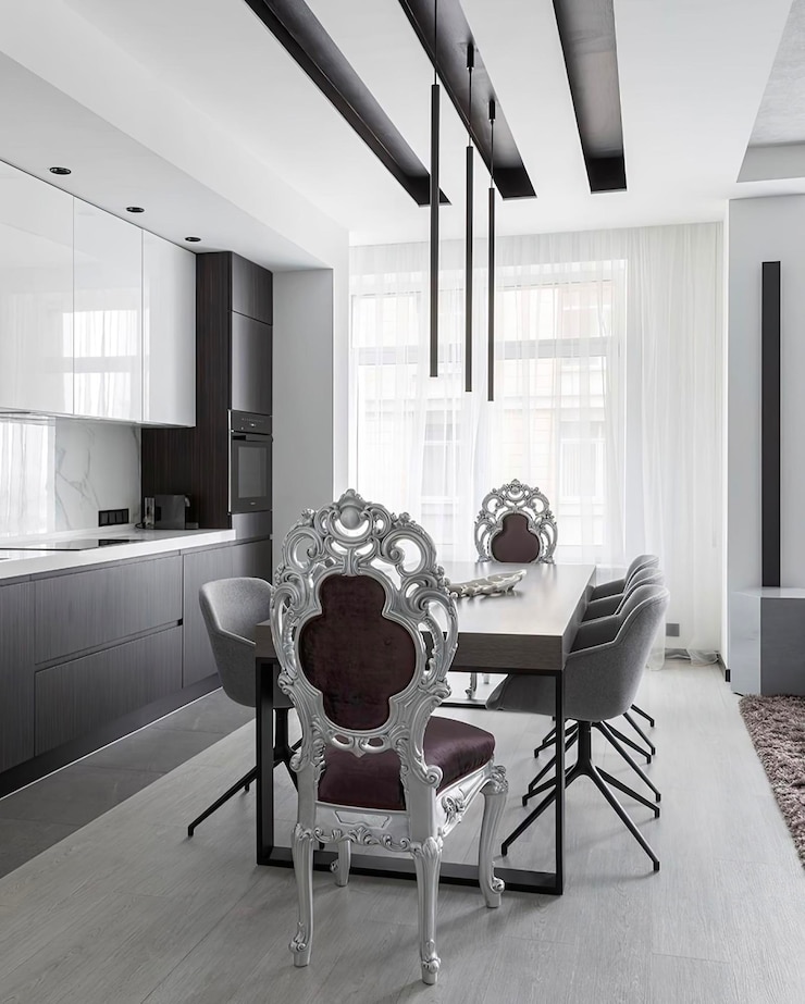 Foto uma sala de jantar com uma tabela e cadeiras com uma mesa e uma lâmpada sobre ela