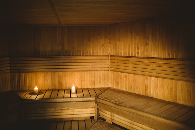 Uma sala de sauna com velas acesas