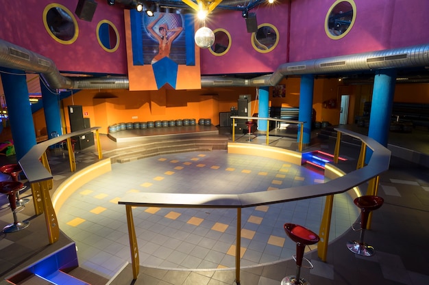 Uma sala vazia para dançar na discoteca.