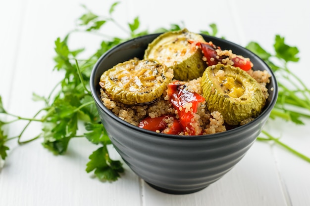 Uma salada de quinoa cozida e vegetais assados