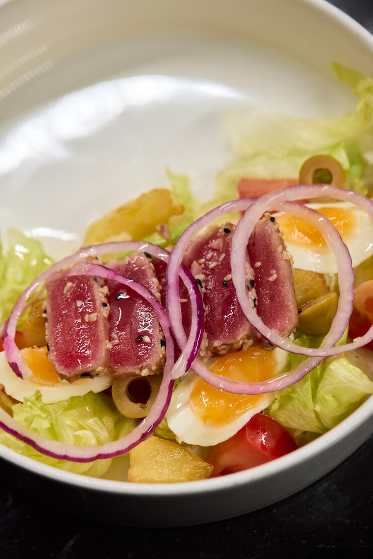 Foto uma salada fresca e colorida com uma variedade de legumes frescos e cebolas em fatias incluídas