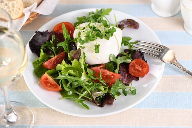 Uma salada saudável feita de folhas de alface, vegetais, mistura de vegetais porções de rúcula com tomates