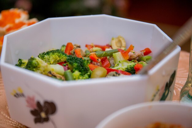 Uma saladas em pratos na mesa da cozinha