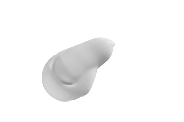 Uma salpicada de creme isolada em fundo branco
