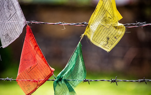 Foto uma seção da bandeira de mantra com arame farpado e suave desfoque