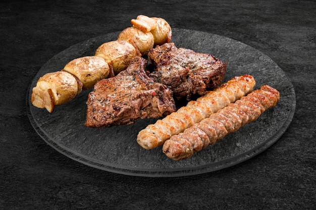 Uma seleção de carnes gourmet grelhadas em uma placa de pedra rústica Carnes variadas