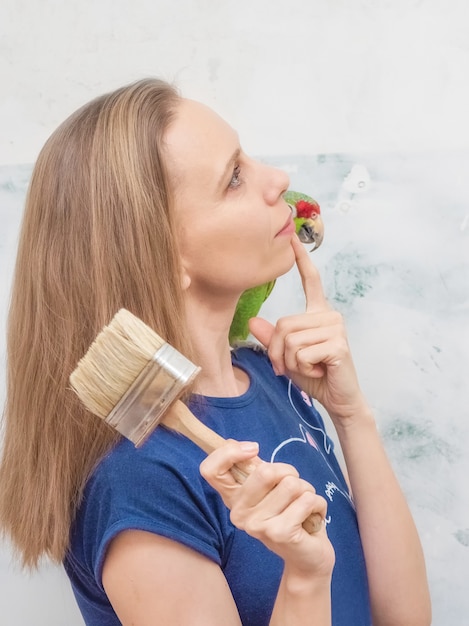 Foto uma senhora com um papagaio verde sonha em consertar a casa.